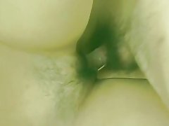 सेक्सी एशियाई स्कर्ट में तो fucks उसे तंग बिल्ली बालों वाली स्टड द्वारा उँगलियों हो जाता है