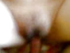 श्रीलंकाई तमिल माँ दूध स्तन के साथ